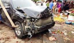 Xe biển xanh tông ô tô văng vào cổng chợ, 5 người thương vong