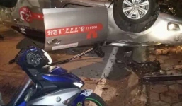 Hà Nội: Taxi lật ngửa sau va chạm, 1 người tử vong