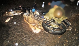 Giải cứu cháu bé mặc bị áo mưa siết cổ, kẹt tay vào bánh xe máy