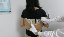 Một phụ nữ bị bắt vì buôn lậu hơn 100 chiếc iPhone và đồng hồ Tissot bằng cách quấn quanh cơ thể