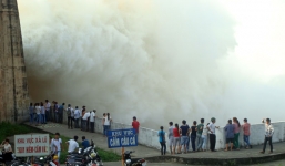 Thủy điện Hòa Bình xả lũ: Cấm người dân lại gần chụp ảnh, quay phim