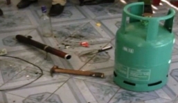 Chồng nhốt vợ rồi đe dọa châm lửa bình gas ở Sài Gòn