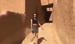 Cô gái  mặc váy ngắn, áo crop top ra đường gây xôn xao ở Ả Rập Saudi