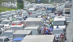 Có cầu vượt 'giải cứu', cửa ngõ Tân Sơn Nhất vẫn kẹt xe từ sáng đến trưa