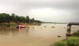 Cầu sông Hoàng đổ sập do tàu chở cát đâm, một phụ nữ rơi xuống sông