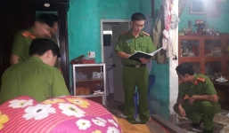 Bé trai thoi thóp nằm bên cạnh người giúp việc đã tử vong nhiều ngày