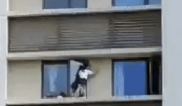 Thót tim cảnh hai đứa trẻ chạy nhảy trên bờ tường ngoài cửa sổ tầng 10 chung cư không rào chắn