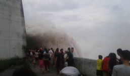 Áp thấp trên biển Đông, thủy điện Hòa Bình mở thêm 1 cửa xả lũ