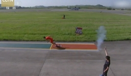 VĐV điền kinh khuất phục máy bay chiến đấu ở cự ly 50m