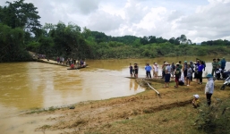 Chở nhau qua cầu, 3 mẹ con bị nước cuốn trôi