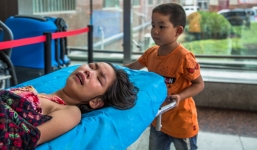 Bố mẹ bỏ đi, em 7 tuổi chăm sóc chị gái trên giường bệnh nói một câu khiến ai cũng xúc động