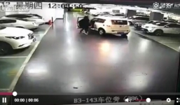 Video: Người phụ nữ bất ngờ bị cửa ô tô gạt ngã, lọt vào gầm xe