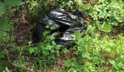 Thấy túi bóng đen cựa quậy bất thường bên đường, hai cô gái dừng xe lại xem và phát hiện ra...