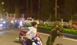 Dùng dao tấn công cảnh sát rồi nhảy xuống sông lẩn trốn