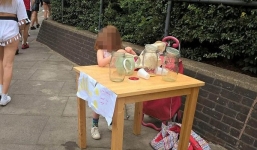 Bé gái 5 tuổi bị phạt do bán nước chanh tự pha mà không có giấy phép