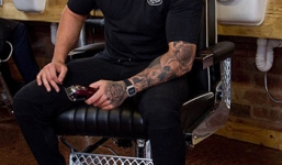 Video: Thợ cắt tóc Anh lát sàn nhà bằng 70.000 đồng tiền xu