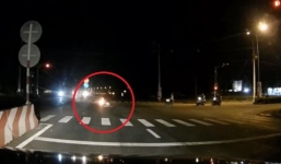 Vượt đèn đỏ tốc độ cao, xe máy bốc cháy sau cú va chạm kinh hoàng