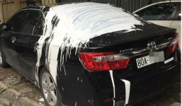 Camry 80A đen đỗ xe chắn lối đi, chủ nhà phủ sơn 'tắm trắng'