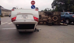 Va chạm giữa ngã ba đường, 'xế hộp' phơi bụng, xe tải lật ngang