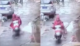 Thản nhiên sau khi chèn xe qua người cậu bé, người phụ nữ gây phẫn nộ