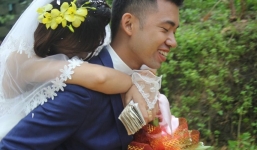 Đám cưới ngày bão chủ rể rạng rỡ cõng cô dâu qua đường ngập nước và bùn