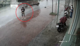 Nam thanh niên tè bậy ngoài đường, nhận ngay quả báo tức thì