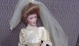 Mua búp bê cổ về nhà, cả gia đình như phát điên, người bị cào, người nằm mơ ác mộng