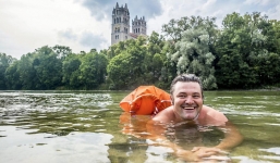 Bơi 2km đi làm mỗi ngày vì thất vọng với giao thông đường bộ