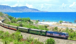 Để 2 đoàn tàu suýt tông nhau: Cách chức trưởng ga, sa thải nhân viên