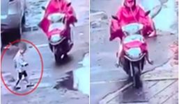 Danh tính gây sốc của người phụ nữ chèn qua đứa bé rồi thản nhiên bỏ đi