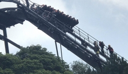 Thót tim cảnh tàu lượn bị treo ở độ cao 50 m