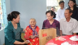 Chủ tịch Quốc hội thăm và tặng quà gia đình chính sách tại TP.HCM