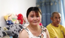 Con dâu nằng nặc đòi mang theo bố chồng đau ốm khi tái hôn