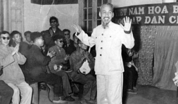 Chủ tịch Hồ Chí Minh với thương binh, bệnh binh và gia đình liệt sĩ