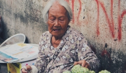 Xót xa cụ bà 86 tuổi ngày ngày vượt gần 120km đi bán hoa quả giữa Sài Gòn nuôi con bị bệnh