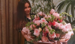 Hồ Ngọc Hà được 'người lạ' tặng hoa giữa tin đồn tình cảm với Kim Lý