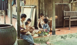 Bộ ảnh “gia đình nghèo có nhau” của cặp đôi đông con nhất showbiz Việt khiến dân mạng “ phát sốt”