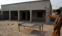 Thiếu nữ 17 tuổi bị xử cưỡng hiếp vì anh trai phạm tội