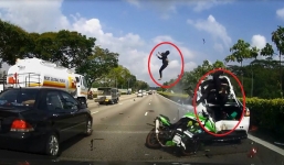 Video: Đâm vào ô tô đỗ bên đường, 2 người đi mô tô bị hất văng lên cao