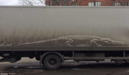 Bất ngờ với các 'tuyệt phẩm' trên những chiếc ô tô bẩn