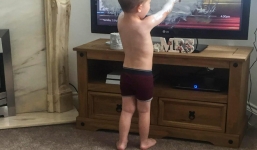 Người mẹ trẻ định rao bán con trai 2 tuổi trên eBay bởi lý do “dở khóc dở cười”