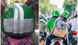 Dòng chữ trên mũ bảo hiểm của chàng trai chạy GrabBike khiến khách nữ chững lại
