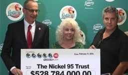 Bất ngờ trúng 12.000 tỷ đồng, cặp vợ chồng này đã tiêu tiền thế nào?