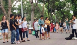 Mẹ cậu bé chơi đàn xin lỗi công an quận Hoàn Kiếm