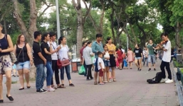 Vụ cậu bé chơi đàn trên phố đi bộ bị hỏi giấy phép: Quận đang tiến hành kiểm tra