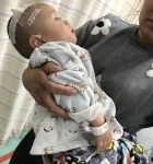 Bất cẩn đưa xúc xích xiên que cho con trai 1 tuổi, người mẹ nhận cái kết không ngờ