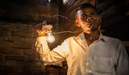 Chuyện lạ người đàn ông hằng ngày 'ăn' điện 1.100 V vẫn không bị giật