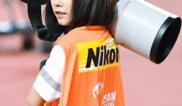 Danh tính nữ phóng viên xinh đẹp với dàn máy 'khủng' trên sân cỏ hút MXH