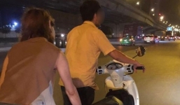 Dắt xe trong đêm vắng vì hết xăng, cặp vợ chồng bất ngờ trước hành động của thanh niên xăm trổ