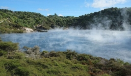 Kì lạ hồ nước quanh năm sôi sùng sục tại New Zealand